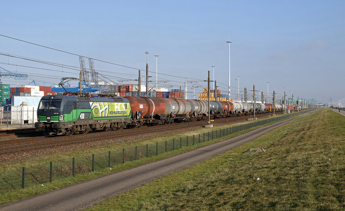 LTE 193 729 mit einem Kesselzug aus der Slowakei hier entlang Pernis für das letzte Stück bis zum Botlek, Pernis 27. Februar 2021.