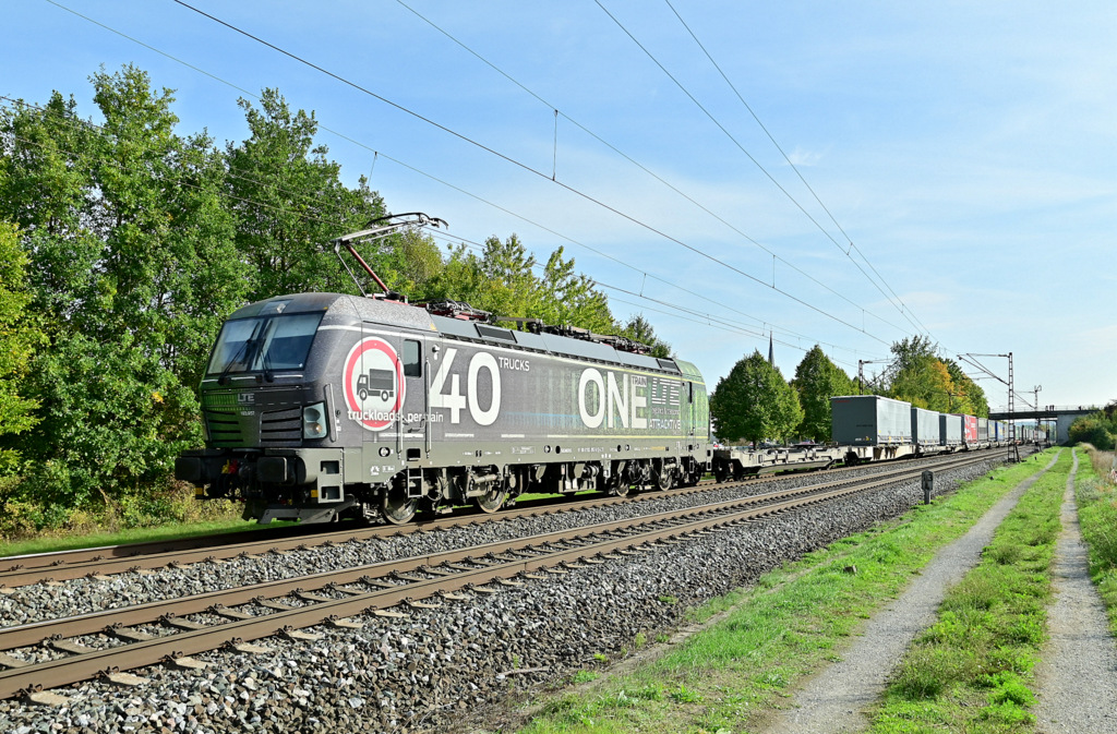 LTE 193 957-8 mit einem KLV bei Thüngersheim gen Karlstadt fahrend am 7.10.2022