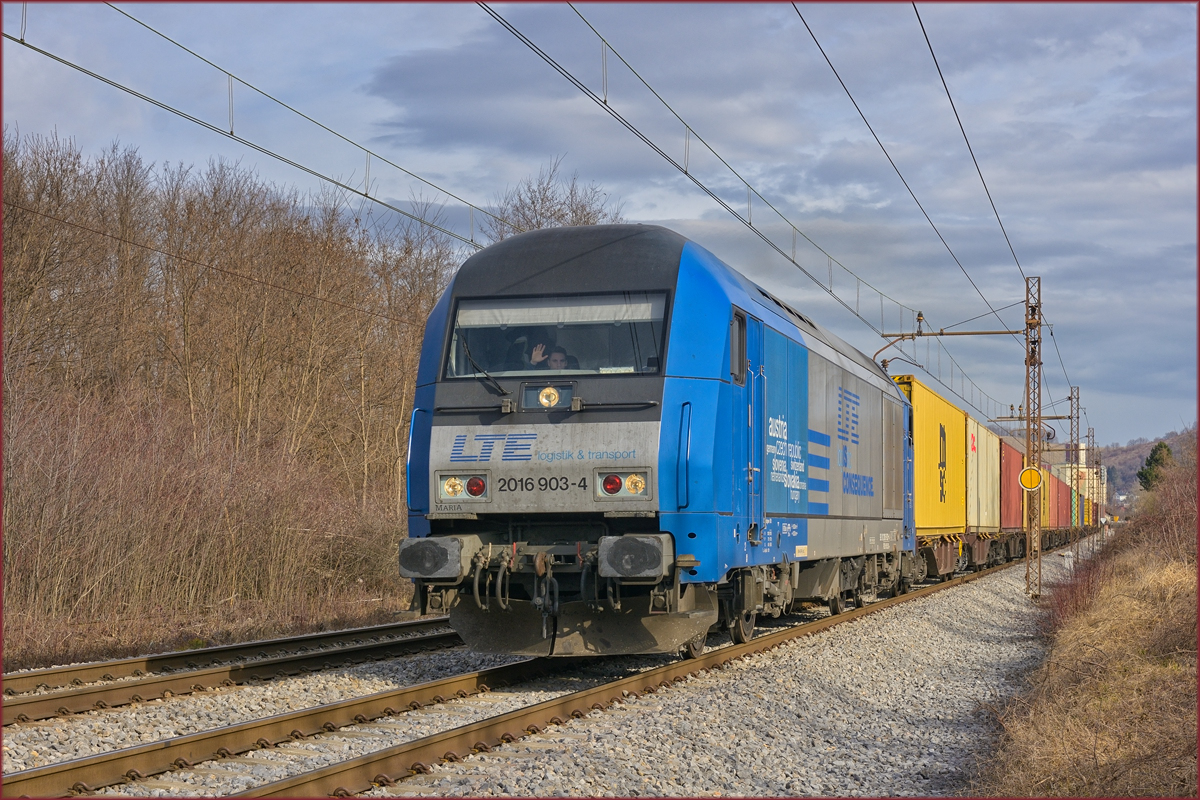 LTE 2016 903 zieht Containerzug durch Maribor-Tabor Richtung Koper Hafen. /19.2.2020