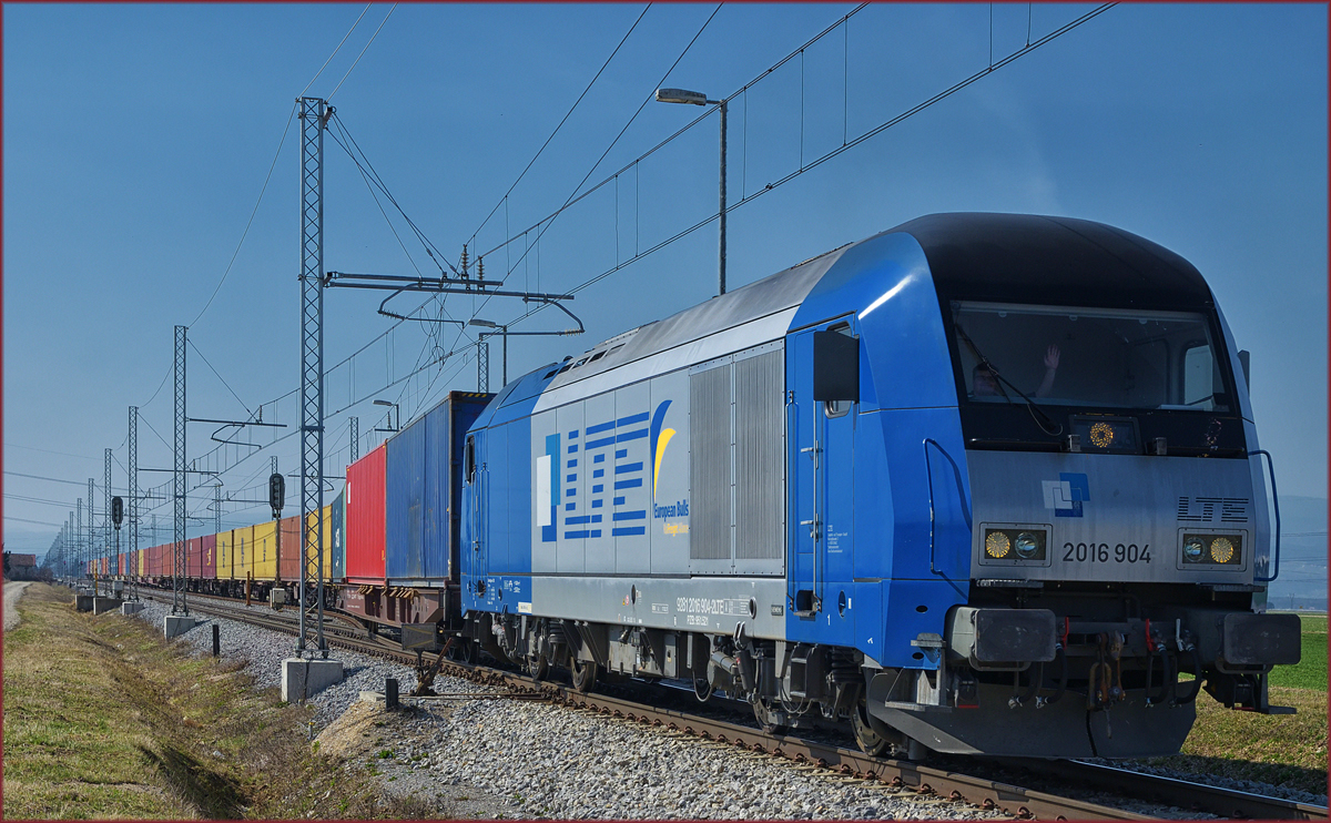 LTE 2016 904 zieht Containerzug durch Cirkovce-Polje Richtung Ungarn. (Und Gruß zurück zum freundlichen Lokführer) /17.3.2017