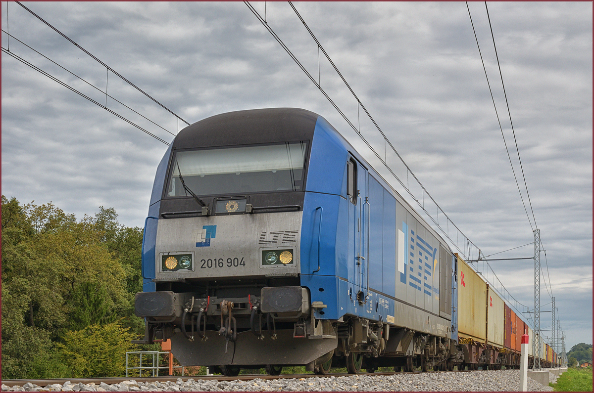 LTE 2016 904 zieht Containerzug an Črešnjevec vorbei Richtung Koper Hafen. /6.9.2017 