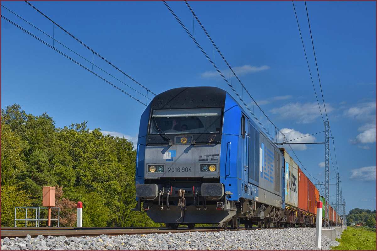 LTE 2016 904 zieht Containerzug an Črešnjevec vorbei Richtung Koper Hafen (und Grüß zurück zum freundlichen Lokfürer). /14.9.2017