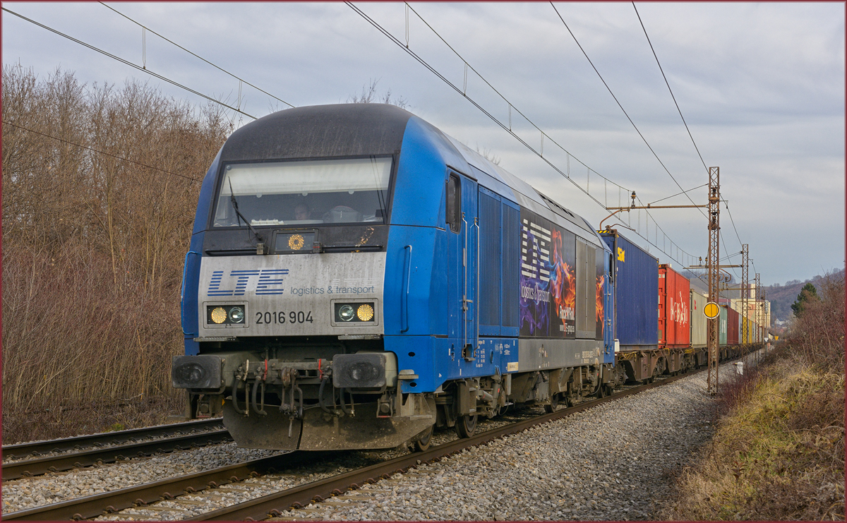 LTE 2016 904 zieht Containerzug durch Maribor-Tabor Richtung Koper Hafen. /19.12.2019