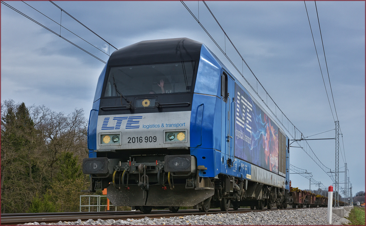 LTE 2016 909 zieht leeren Containerzug an Črešnjevec vorbei Richtung Koper Hafen (und Gruß zurück an freundlichen Lokfürer). /4.4.2018