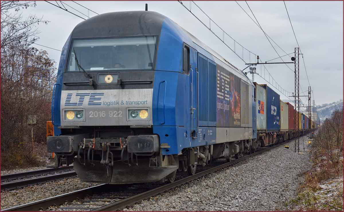 LTE 2016 922 zieht Containerzug durch Maribor-Tabor Richtung Koper Hafen. /13.12.2017