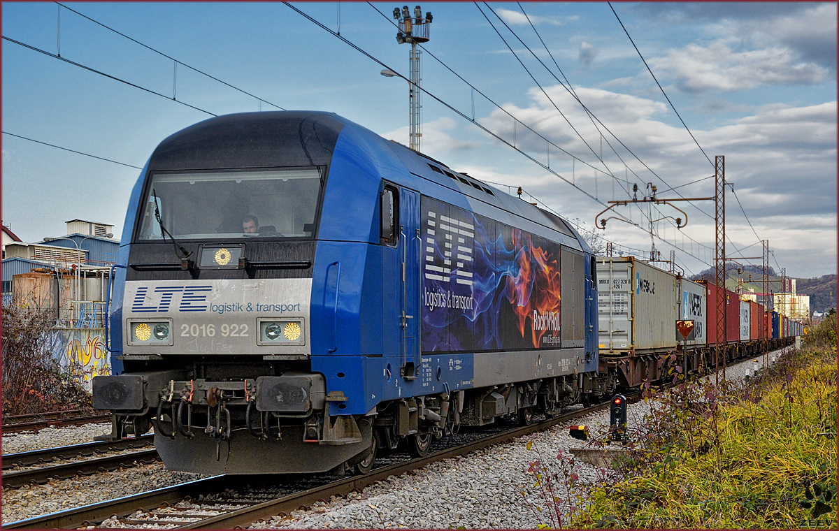 LTE 2016 922 zieht Containerzug durch Maribor-Tabor Richtung Koper Hafen. /21.11.2016