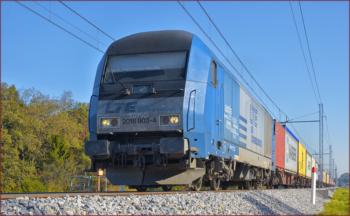 LTE 2019 903 MARIA zieht Containerzug an Črešnjevec vorbei Richtung Koper Hafen. /20.10.2017