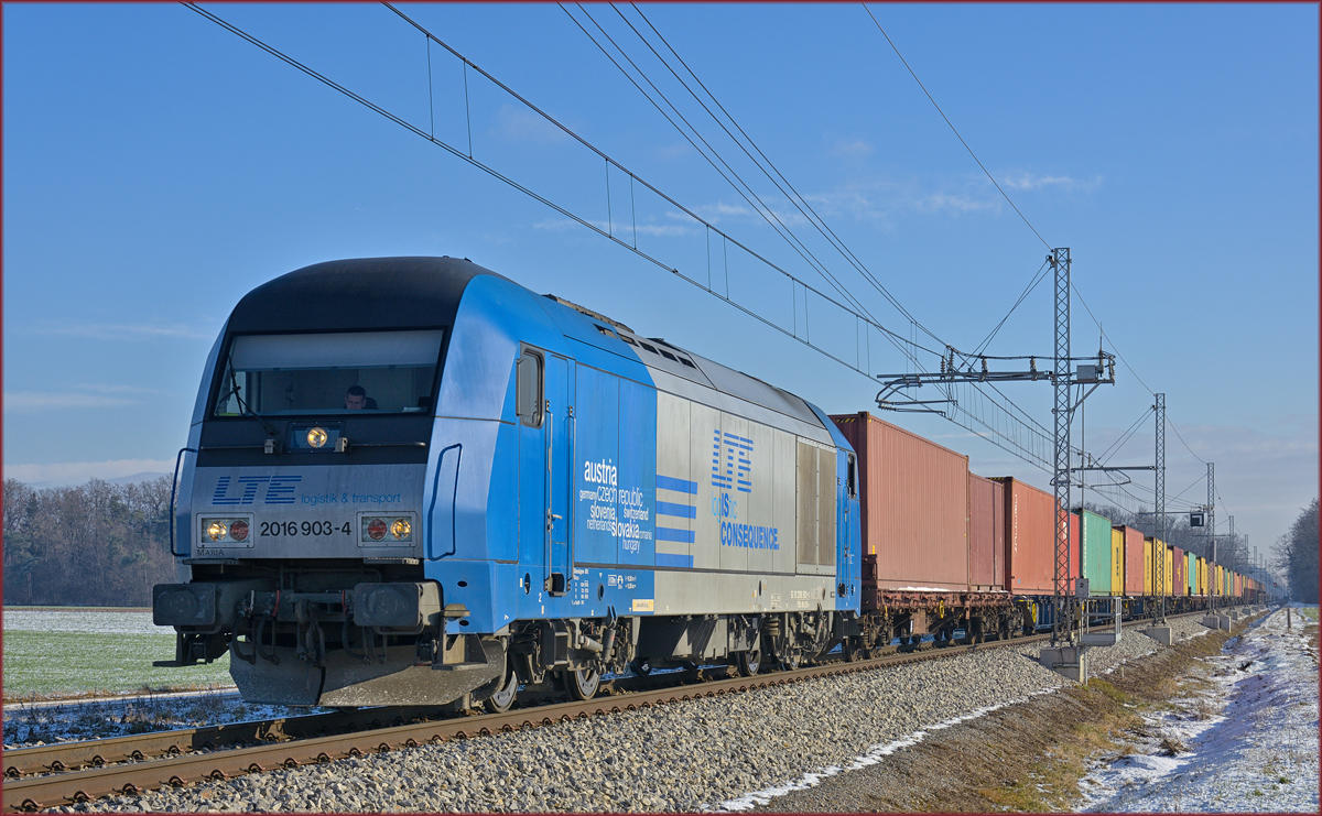 LTE 2019 903 zieht Containerzug durch Cirkovce-Polje Richtung Koper Hafen. /18.12.2018