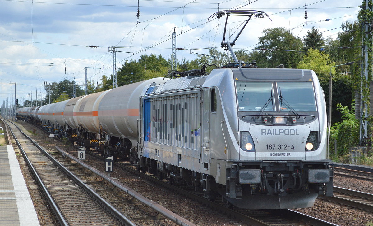 LTE Logistik- and Transport- GmbH mit der Rpool   187 312-4  [NVR-Number: 91 80 6187 312-4 D-Rpool] und Ganzzug Gasdruckkesselwagen (leer) Richtung Stendell am 26.08.18 Berlin-Hirschgarten.