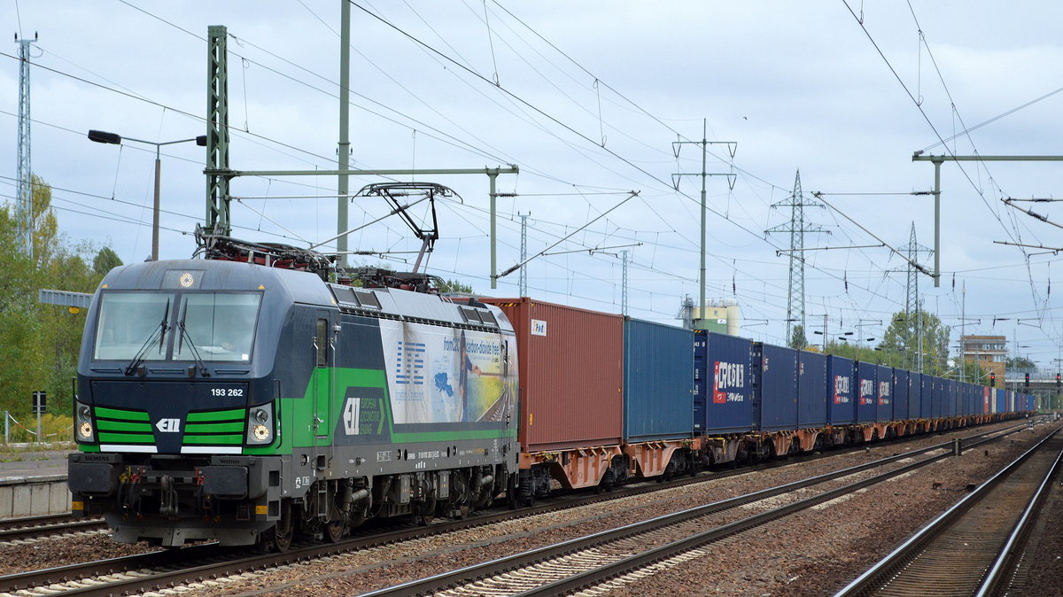 LTE Logistik- and Transport- GmbH mit der ELL Vectron  193 262  [NVR-Number: 91 80 6193 262-3 D-ELOC] und Containerzug am 13.09.18 Bf. Flughafen Berlin-Schönefeld.