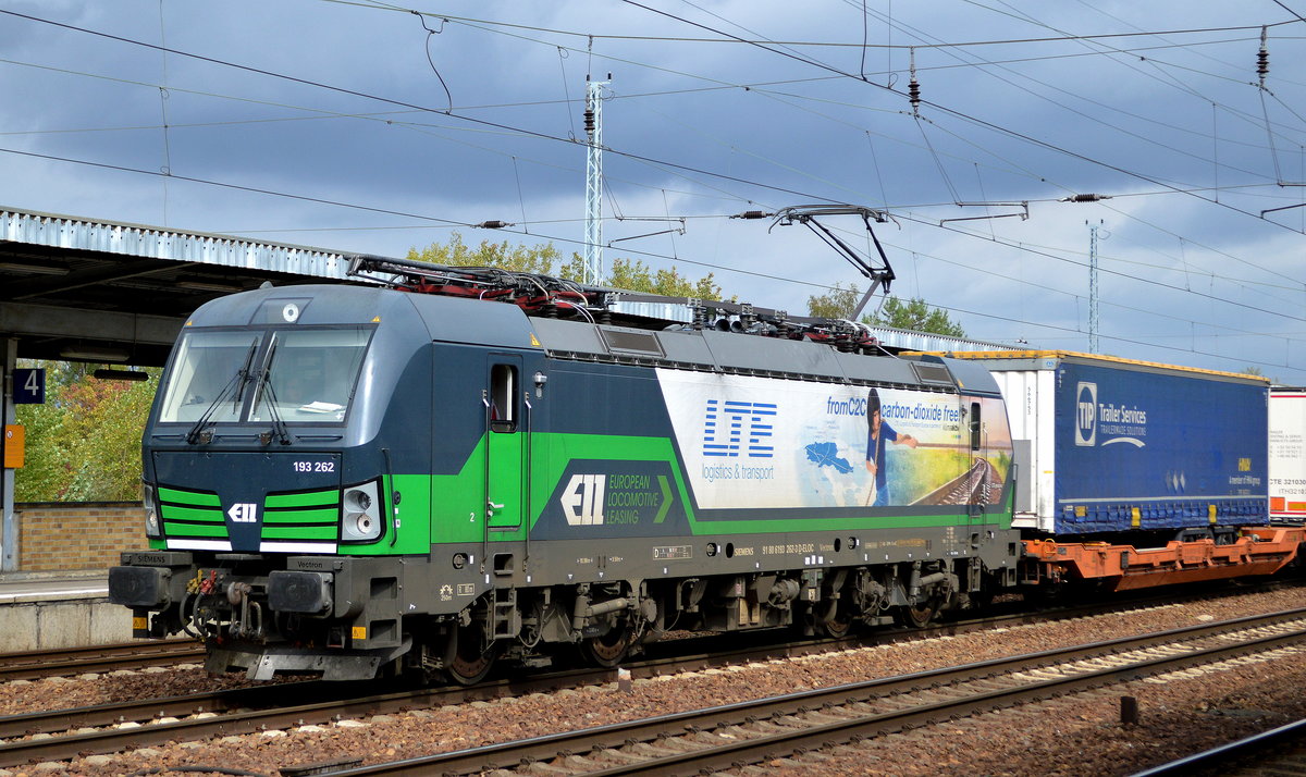 LTE Logistik- und Transport GmbH, Graz [A] mit der ELL Vectron  193 262  [NVR-Number: 91 80 6193 262-3 D-ELOC] und Taschenwagenzug aus Poznan (Polen) Richtung Rotterdam am 12.09.19 Bahnhof Flughafen Berlin Schönefeld. 