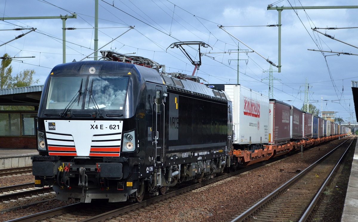 LTE Logistik- und Transport GmbH, Graz [A] mit der MRCE Vectron  X4 E - 621  [NVR-Nummer: 91 80 6193 621-0 D-DISPO] und Taschenwagenzug aus Poznan (Polen) Richtung Rotterdam am 18.09.19 Durchfahrt Bahnhof Flughafen Berlin Schönefeld. 

