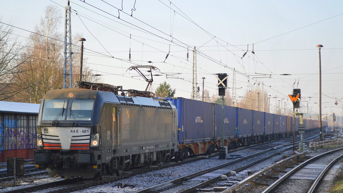 LTE Logistik- und Transport GmbH, Graz [A] mit der MRCE Vectron  X4 E - 621  [NVR-Nummer: 91 80 6193 621-0 D-DISPO] und Containerzug Richtung Polen am 13.12.19 Berlin Hirschgarten.