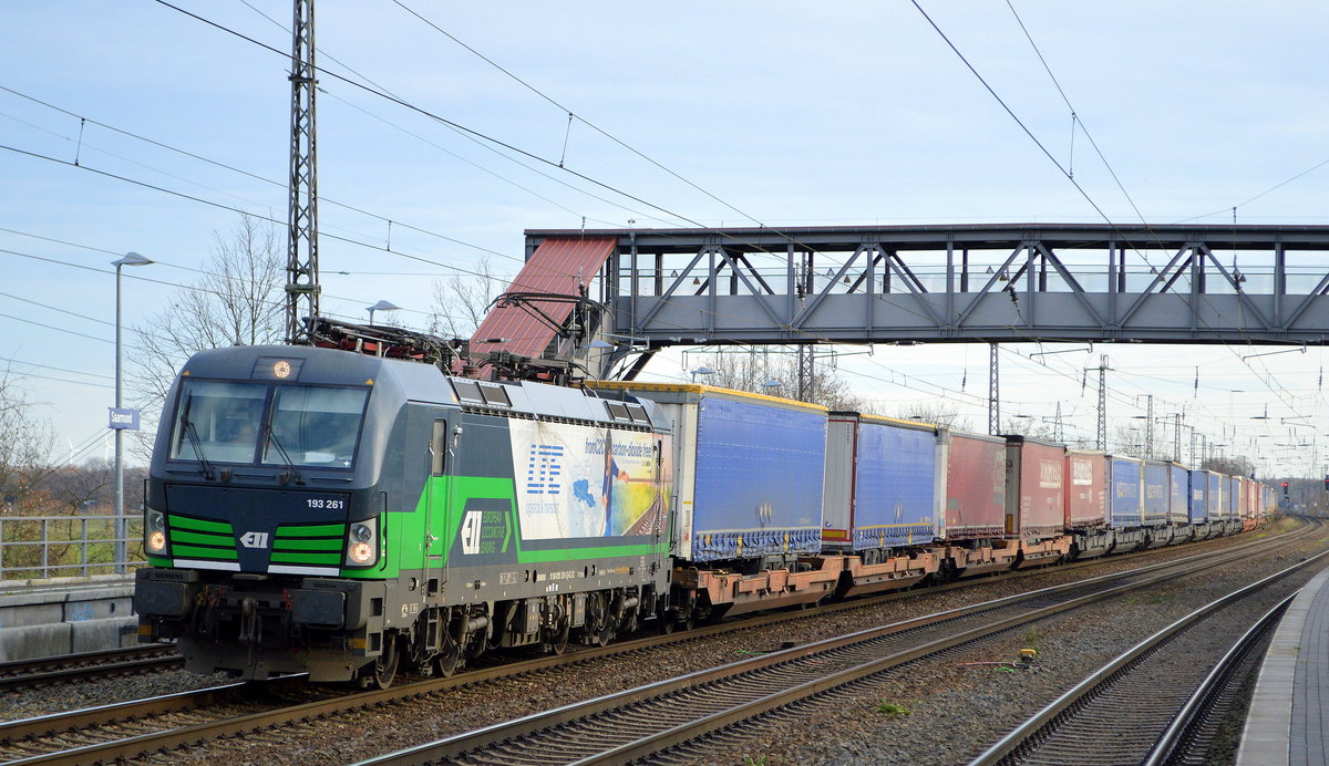 LTE Logistik und Transport GmbH, Graz [A] mit der ELL Vectron  193 261  [NVR-Nummer: 91 80 6193 261-5 D-ELOC] und Taschenwagenzug Richtung Rotterdam am 17.12.19 Bf. Saarmund.