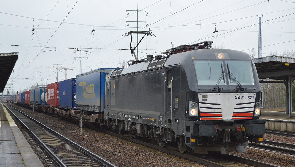 LTE Logistik und Transport GmbH, Graz [A] mit der MRCE Vectron  X4 E - 621  [NVR-Nummer: 91 80 6193 621-0 D-DISPO] und dem Taschenwagenzug aus Tilburg (Niederlande) Richtung Rzepin (Polen) am 09.01.20 Bf. Flughafen Berlin Schönefeld.