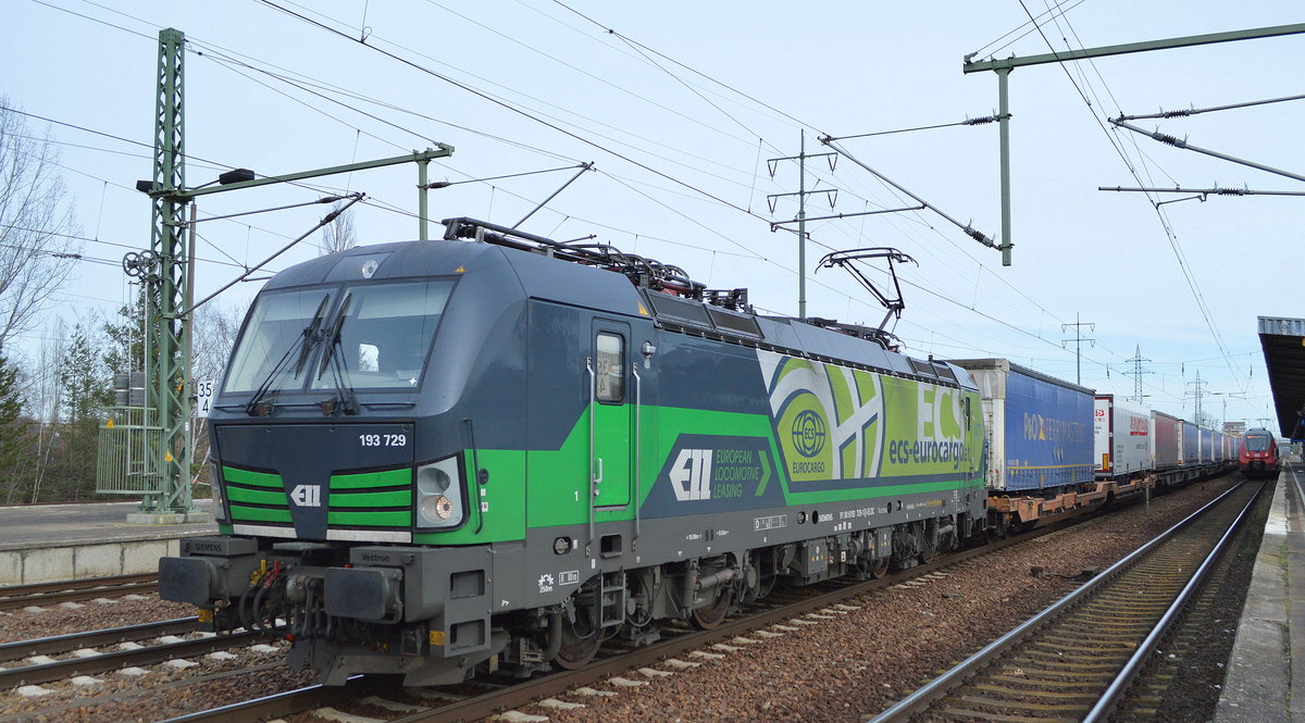 LTE Logistik- und Transport GmbH, Graz [A] mit der ELL Vectron  193 729  [NVR-Nummer: 91 80 6193 729-1 D-ELOC] und Taschenwagenzug aus Richtung Polen (Poznan) nach Rotterdam  am 13.02.20 Durchfahrt Bf. Flughafen Berlin Schönefeld.