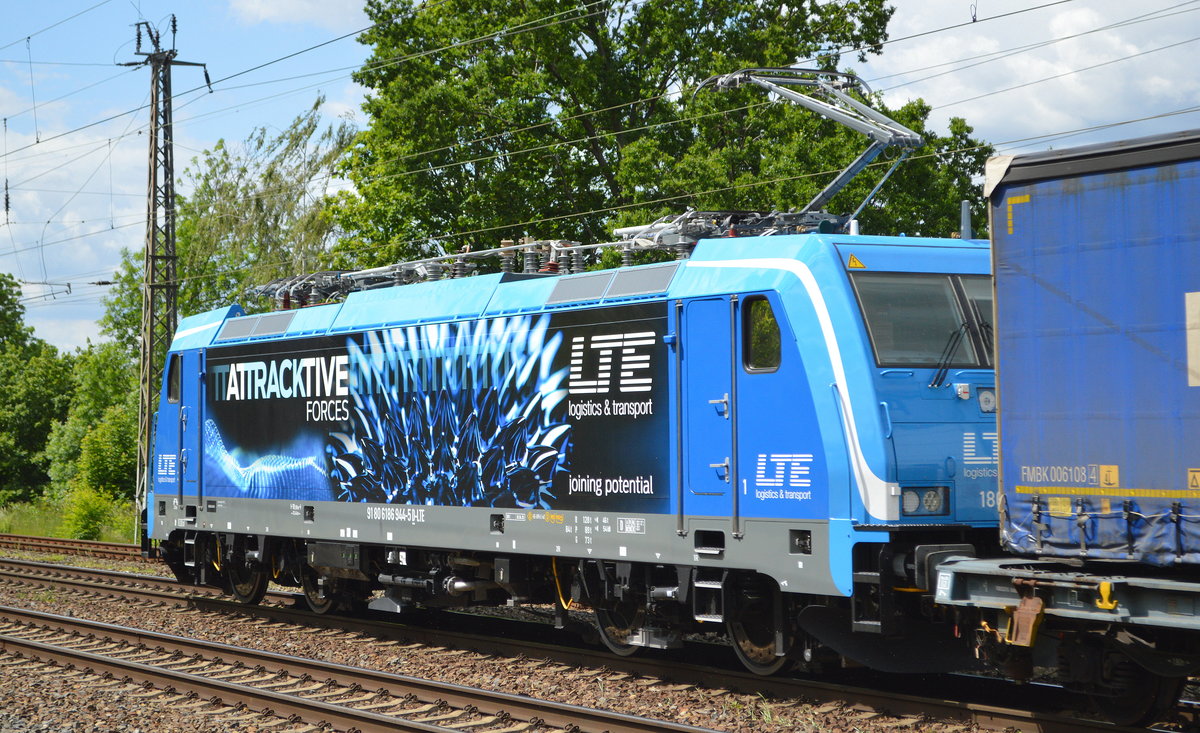 LTE Logistik- und Transport GmbH, Graz mit der neuen  186 944  [NVR-Nummer: 91 80 6186 944-5 D-LTE] und Taschenwagenzug Richtung Rotterdam. Leider nur ein Nachschuss da ein anderer Güterzug in Gegenrichtung im Weg stand, trotzdem interessant da sich die Werbefolie tatsächlich von den anderen drei 186ér LTE unterscheidet, auch das weiterhin Bombardier die beliebte BR 186 produziert ist durchaus interessant, 28.05.20 Bf. Saarmund. 