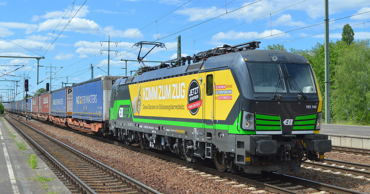 LTE Logistik und Transport GmbH, Graz [A] mit der relativ neuen Werbefolie in eigener Sache an der ELL Vectron  193 740   [NVR-Nummer: 91 80 6193 740-8 D-ELOC] und Taschenwagenzug nach Poznan (Polen) am 29.05.20 Bf. Flughafen Berlin Schönefeld.