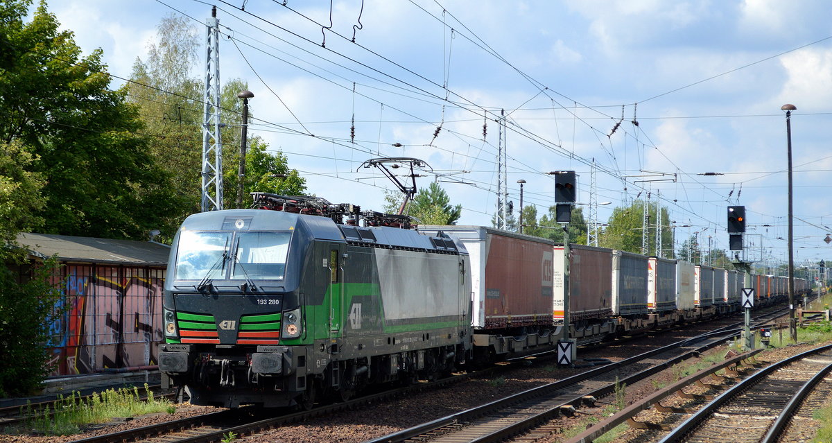 LTE Logistik- und Transport GmbH, Graz [A] mit der ELL Vectron  193 280  [NVR-Nummer: 91 80 6193 280-5 D-ELOC] und Taschenwagenzug Richtung Poznan (Polen) am 19.08.20 Berlin Hirschgarten.