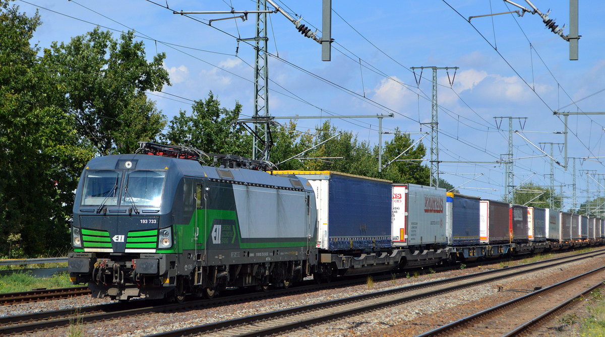 LTE Logistik- und Transport GmbH, Graz [A] mit der ELL Vectron  193 733  [NVR-Nummer: 91 80 6193 733-3 D-ELOC] und Taschenwagenzug Richtung Rotterdam am 03.09.20 Bf. Golm (Potsdam).