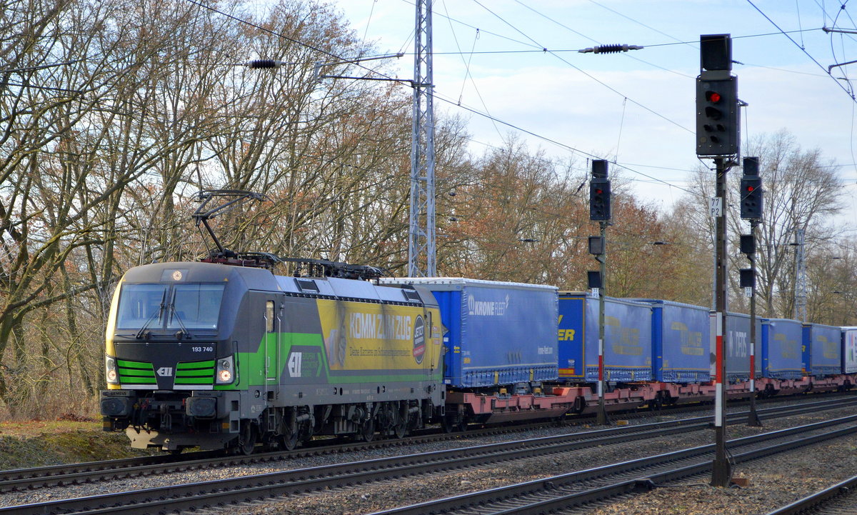 LTE Logistik- und Transport GmbH, Graz [A] mit der ELL Vectron  193 740  [NVR-Nummer: 91 80 6193 740-8 D-ELOC] und Taschenwagenzug Richtung Polen am 17.12.20 Durchfahrt Bf. Saarmund.
