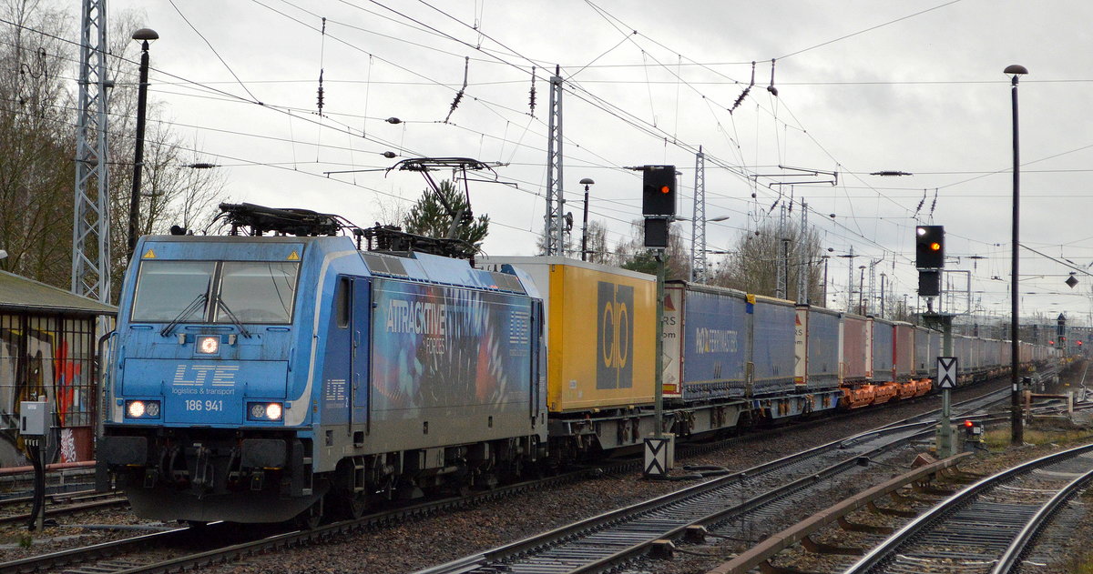 LTE Logistik- und Transport GmbH, Graz [A] mit  186 941  [NVR-Nummer: 91 80 6186 941-1 D-LTE] und Taschenwagenzug Richtung Poznan (Polen) am 22.12.20 Berlin Hirschgarten.