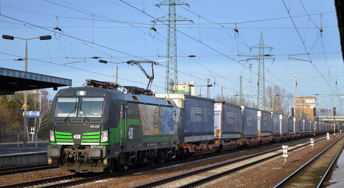 LTE Logistik- und Transport GmbH, Graz [A] mit der ELL Vectron  193 232   [NVR-Nummer: 91 80 6193 232-6 D-ELOC] und Taschenwagenzug Richtung Niederlande am 18.02.21 Durchfahrt BF. Flughafen BER Terminal 5.