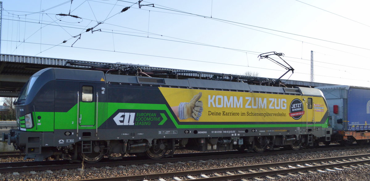 LTE Logistik- und Transport GmbH, Graz [A] mit der ELL Vectron  193 740   [NVR-Nummer: 91 80 6193 740-8 D-ELOC] und Taschenwagenzug Richtung Polen am 23.02.21 Durchfahrt Bf. Flughafen BER Terminal 5.