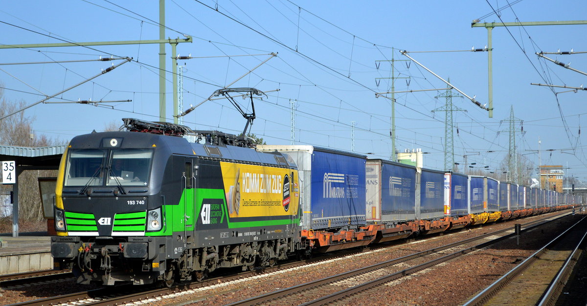 LTE Logistik- und Transport GmbH, Graz [A] mit der ELL Vectron  193 740  [NVR-Nummer: 91 80 6193 740-8 D-ELOC] und Taschenwagenzug Richtung Niederlade am 25.02.21 Durchfahrt Bf. Flughafen BER Terminal 5.