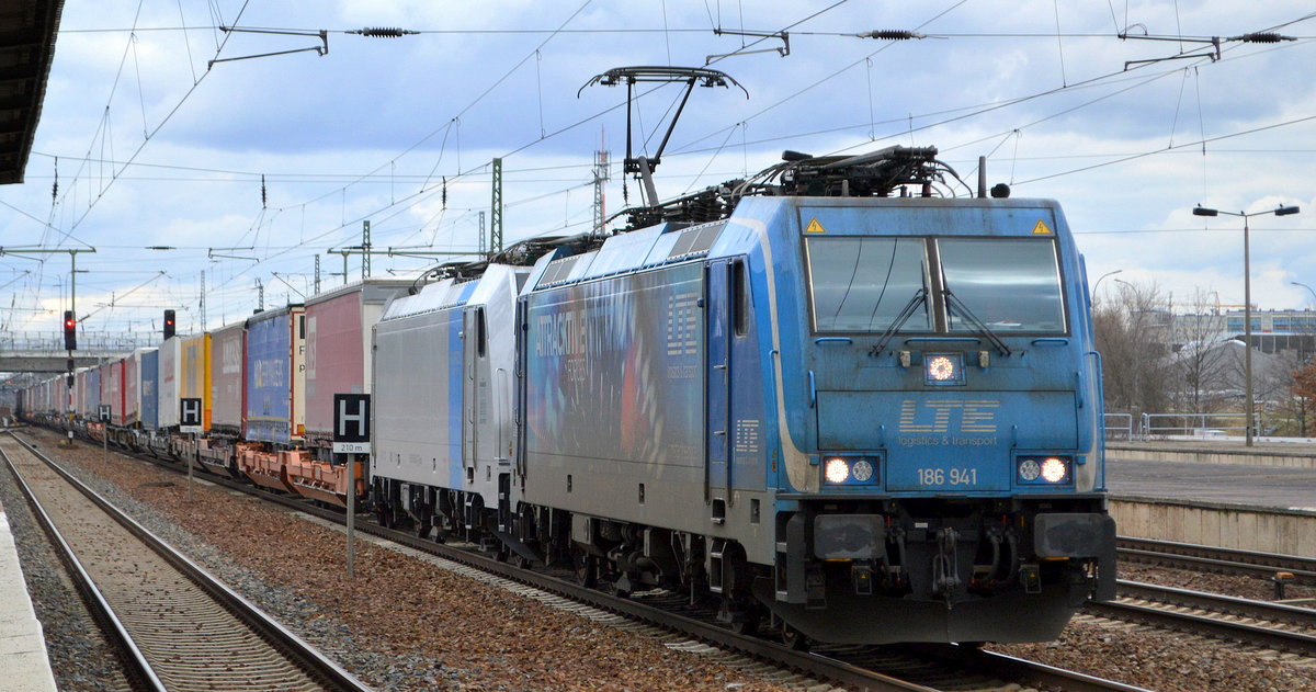 LTE Logistik- und Transport GmbH, Graz [A] mit  186 941  [NVR-Nummer: 91 80 6186 941-1 D-LTE] mit   186 540-1  [NVR-Nummer: 91 80 6186 540-1 D-RPOOL] und Taschenwagenzug am Haken Richtung Rotterdam am 16.03.21 Durchfahrt Bf. Flughafen BER Terminal 5.