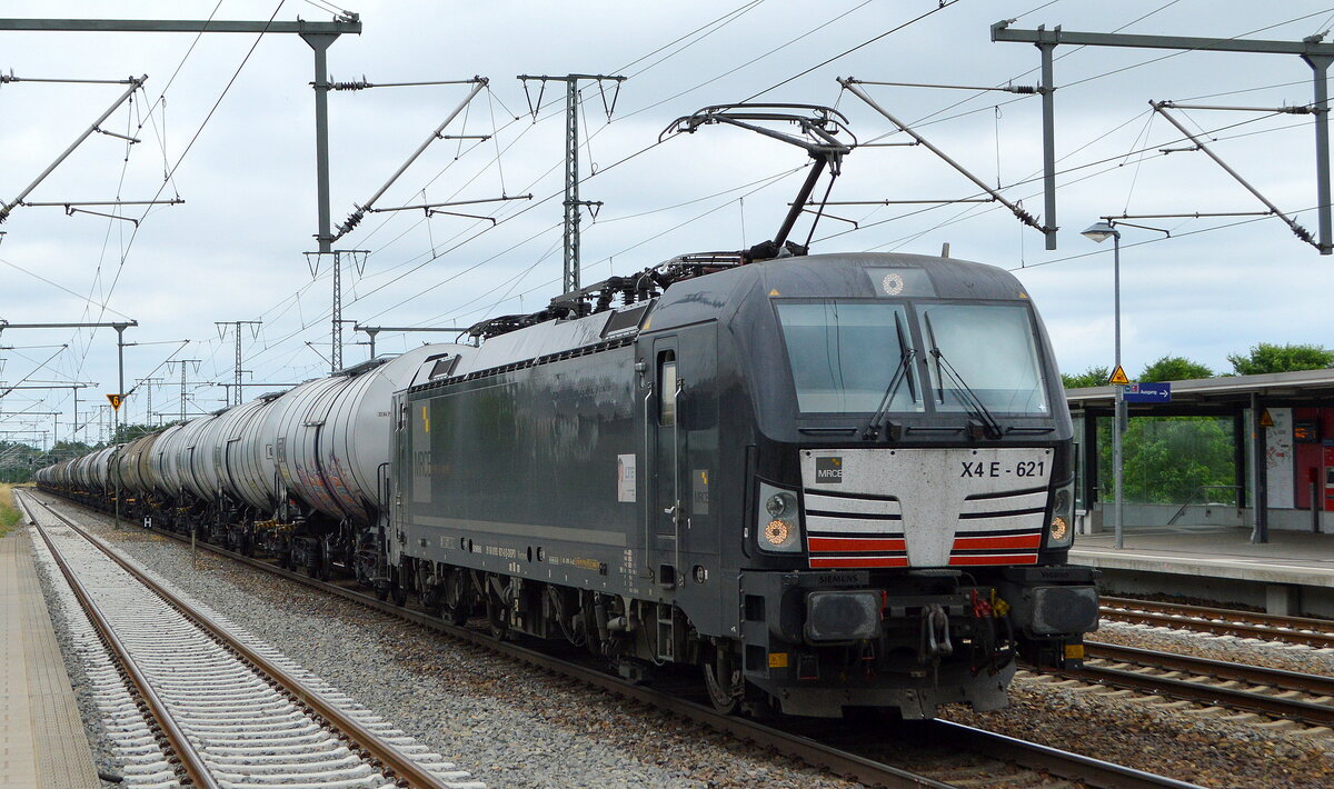 LTE Logistik- und Transport- GmbH, Graz [A] mit der MRCE Vectron  X4 E - 621  [NVR-Nummer: 91 80 6193 621-0 D-DISPO] und Kesselwagenzug am 22.06.21 Durchfahrt Bf. Golm (Potsdam).