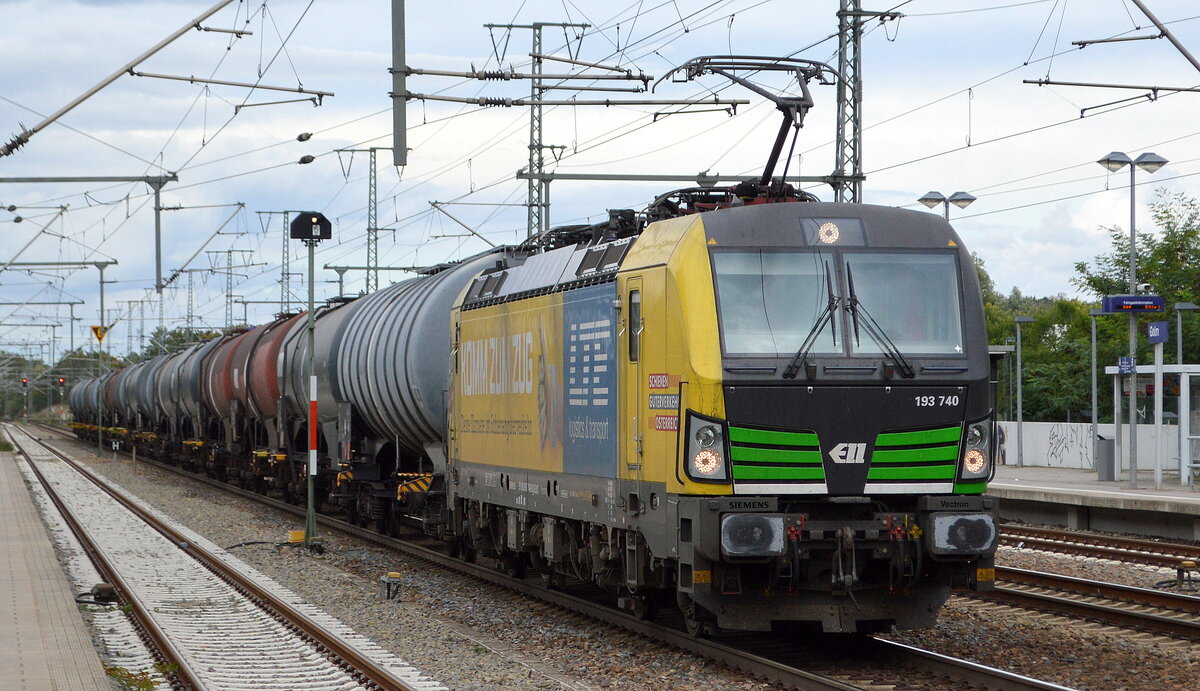 LTE Logistik- und Transport GmbH, Graz [A] mit der ELL Vectron  193 740  [NVR-Nummer: 91 80 6193 740-8 D-ELOC] und Kesselwagenzug am 06.10.21 Durchfahrt Bf. Golm (Potsdam).