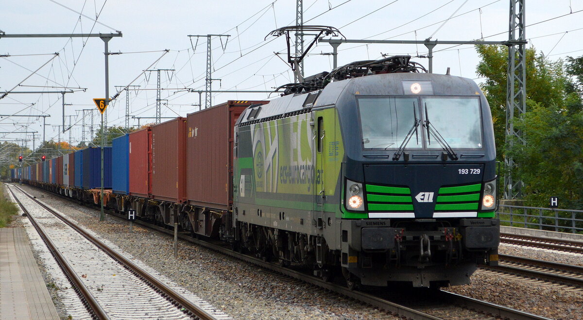 LTE Logistik- und Transport GmbH, Graz [A] mit der ELL Vectron  193 729  [NVR-Nummer: 91 80 6193 729-1 D-ELOC] und Containerzug am 20.10.21 Durchfahrt Bf. Golm (Potsdam).