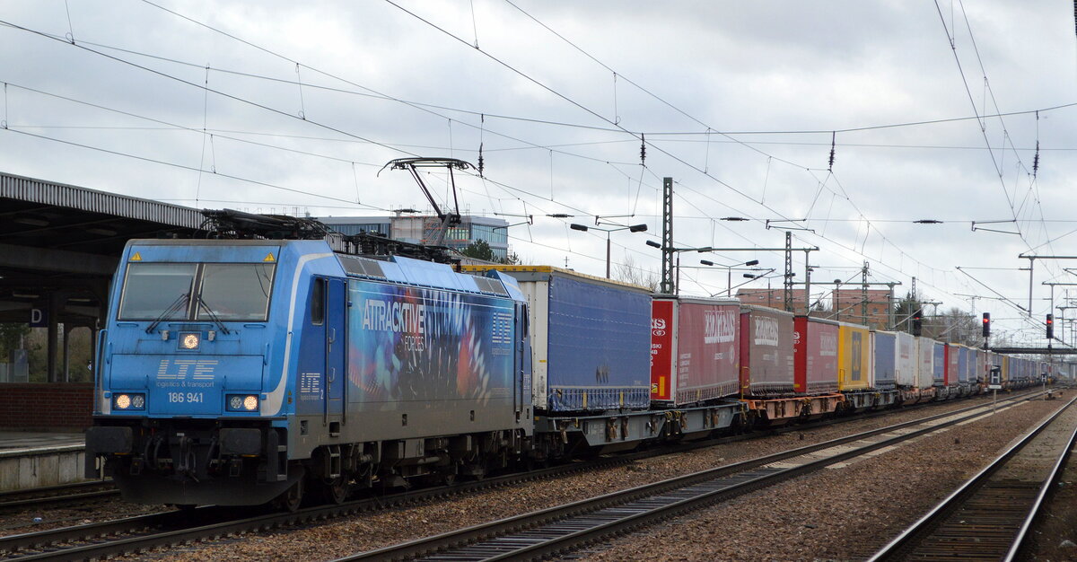 LTE Logistik- und Transport GmbH, Graz [A] mit  186 941  [NVR-Nummer: 91 80 6186 941-1 D-LTE] und KLV-Zug Richtung Poznan (Polen) am 07.02.22 Durchfahrt Bf. Flughafen BER - Terminal 5.