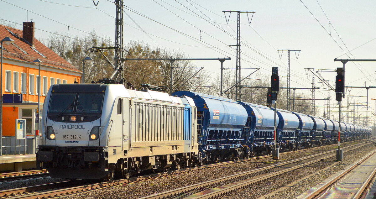 LTE Logistik- und Transport- GmbH, Graz [A] mit der Railpool Lok  187 312-4  [NVR-Nummer: 91 80 6187 312-4 D-Rpool] und einem Ganzzug Schüttgutwagen mit Schwenkdach am 24.03.22 Durchfahrt Bf. Golm.