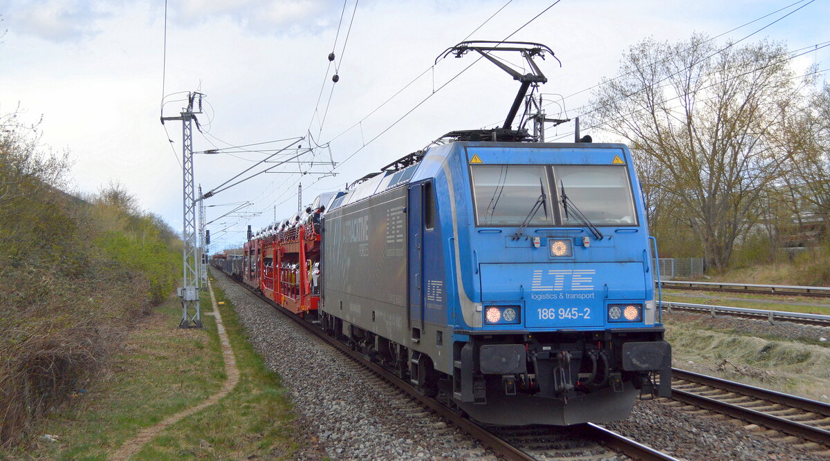 LTE Logistik- und Transport GmbH, Graz [A] mit  186 945  [NVR-Nummer: 91 80 6186 945-2 D-LTE] und einer eigenartigerweise sonst typischen DB Cargo Leistung? von einem fast leeren leeren PKW-Transportzug Richtung Frankfurt/Oder am 09.04.22 Durchfahrt Bf. Berlin Hohenschönhausen.