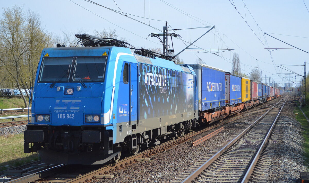 LTE Logistik- und Transport GmbH, Graz [A] mit  186 942  [NVR-Nummer: 91 80 6186 942-9 D-LTE] und KLV-Zug Richtung Rotterdam  am 12.04.22 Durchfahrt Bf. Berlin Hohenschönhausen.