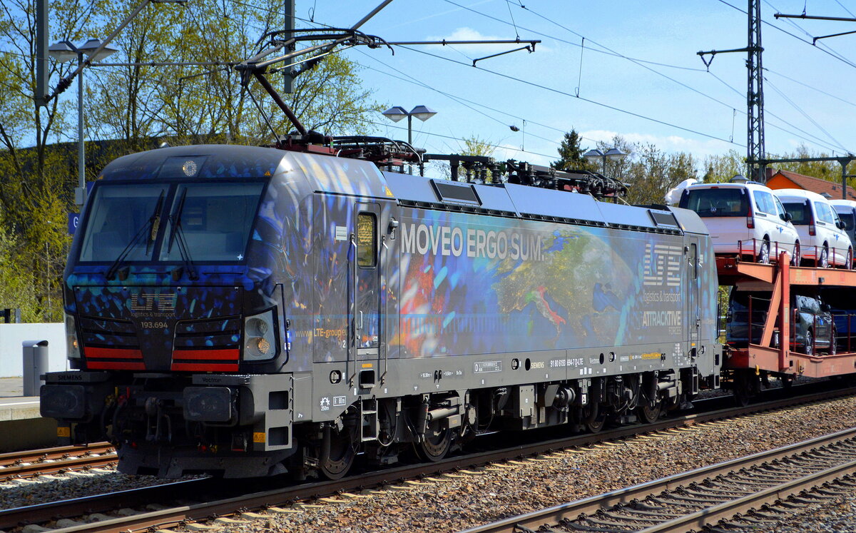 LTE Logistik- und Transport GmbH, Graz [A] mit der schön beklebten  193 694  [NVR-Nummer: 91 80 6193 694-7 D-LTE] und PKW-Transportzug am 29.04.22 Durchfahrt Bf. Golm.