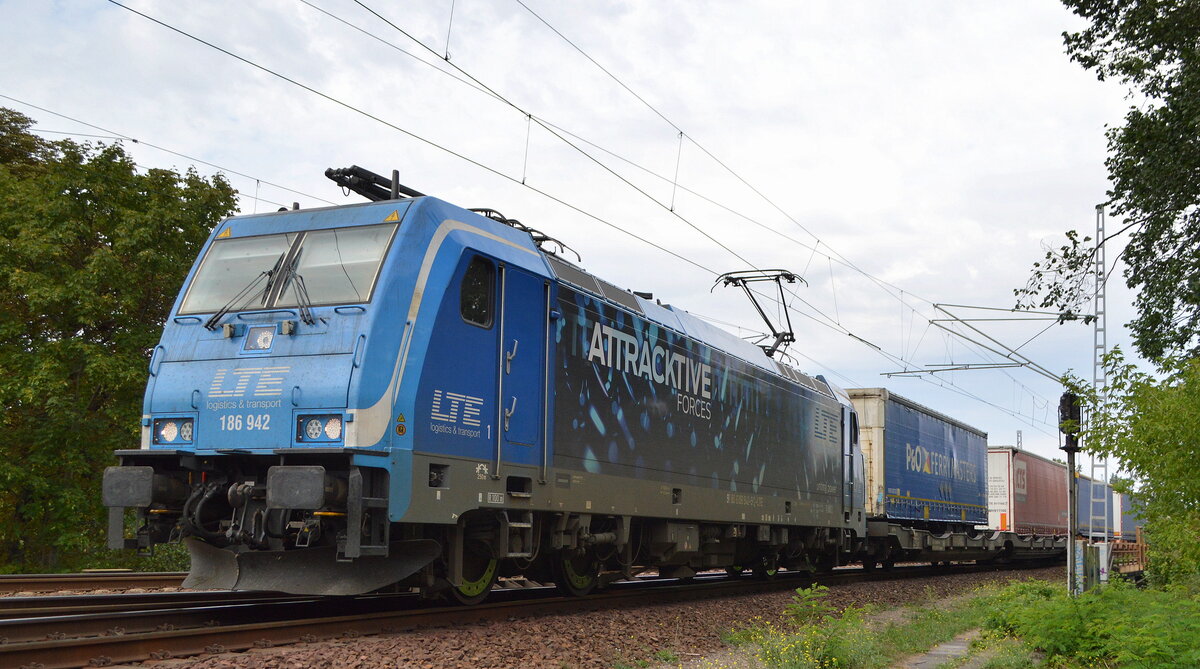 LTE Logistik- und Transport GmbH, Graz [A] mit ihrer  186 942  [NVR-Number: 91 80 6186 942-9 D-LTE] und einem KLV-Zug Richtung Frankfurt/Oder weiter nach Pozna (polen) am 07.09.22 Berlin Wuhlheide.