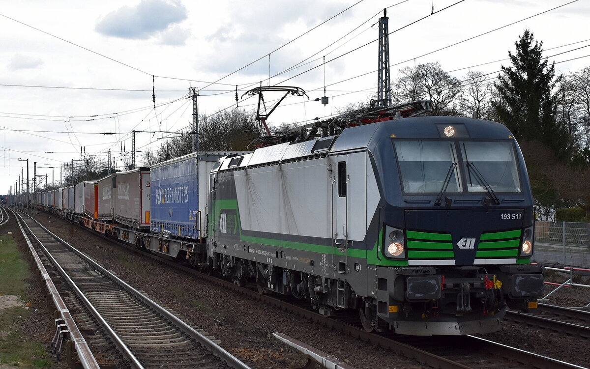 LTE Logistik und Transport GmbH, Graz [A] mit der ELL Vectron  193 511  [NVR-Nummer: 91 80 6193 511-3 D-ELOC] und einem KLV-Zug am 15.03.24 Höhe Bahnhof Berlin-Hirschgarten.