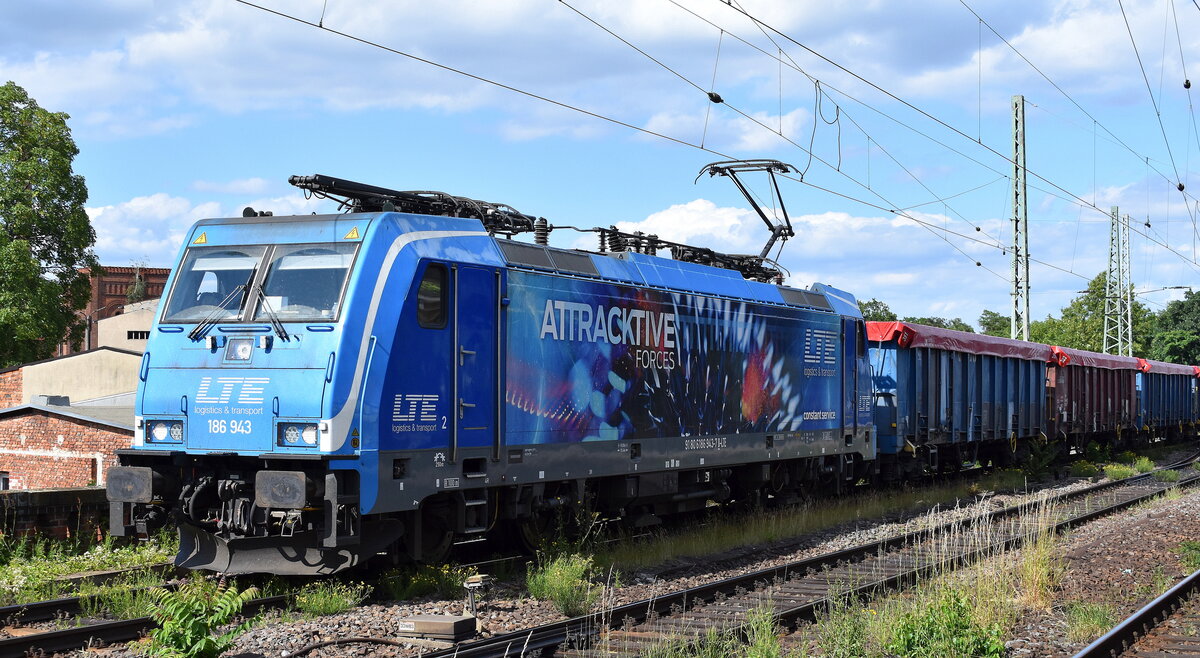 LTE Logistik und Transport GmbH, Graz [A] mit ihrer  186 943  [NVR-Nummer: 91 80 6186 943-7 D-LTE] und einem Ganzzug Hochbordwagen mit Plane abgedeckt (Getreidezug aus Polen) am 13.06.24 Höhe Bahnhof Magdeburg-Neustadt.