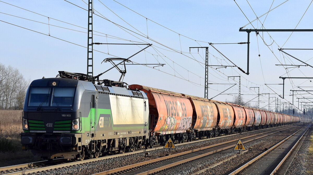 LTE Logistik und Transport GmbH, Graz [A] mit der ELL Vectron  193 933  [NVR-Nummer: 91 80 6193 933-9 D-ELOC] und einem Getreidezug am 20.01.25 Höhe Bahnhof Rodleben.