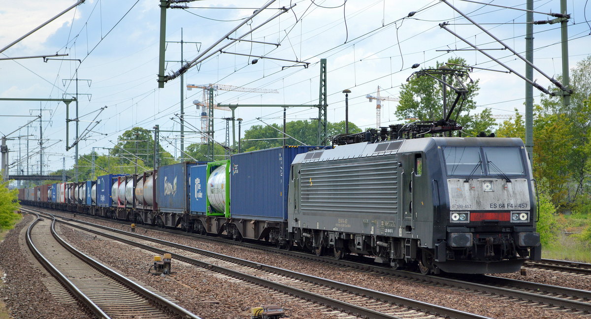 LTE Logistik- und Transport- GmbH mit der polnischen MRCE Dispo  ES 64 F4-457  [NVR-Number: 91 51 5170 031-6 PL-DISPO] und Containerzug Richtung Polen am 17.05.19 Bf. Flughafen Berlin-Schönefeld.