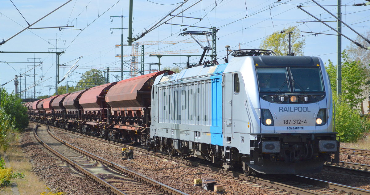 LTE Logistik- und Transport GmbH mit der Rpool  187 312-4   [NVR-Nummer: 91 80 6187 312-4 D-Rpool] und einem Ganzzug Schüttgutwagen mit Schwenkdach am 04.09.19 Bahnhof Flughafen Berlin Schönefeld.