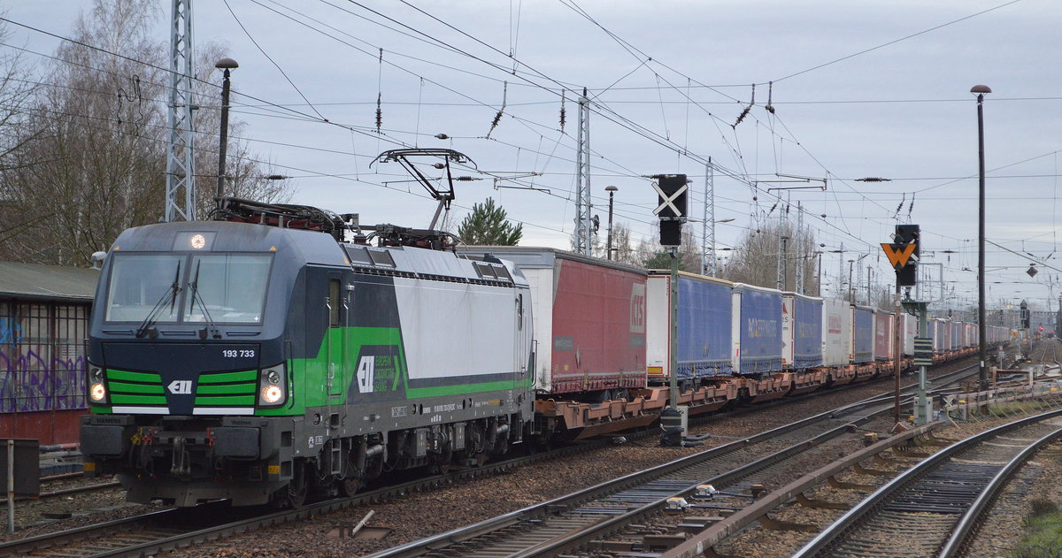 LTE Logistik-und Transport GmbH, Graz [A] mit der ELL Vectron  193 733  [NVR-Nummer: 91 80 6193 733-3 D-ELOC] und Taschenwagenzug Richtung Poznan (Polen) am 11.12.19 Berlin Hirschgarten.