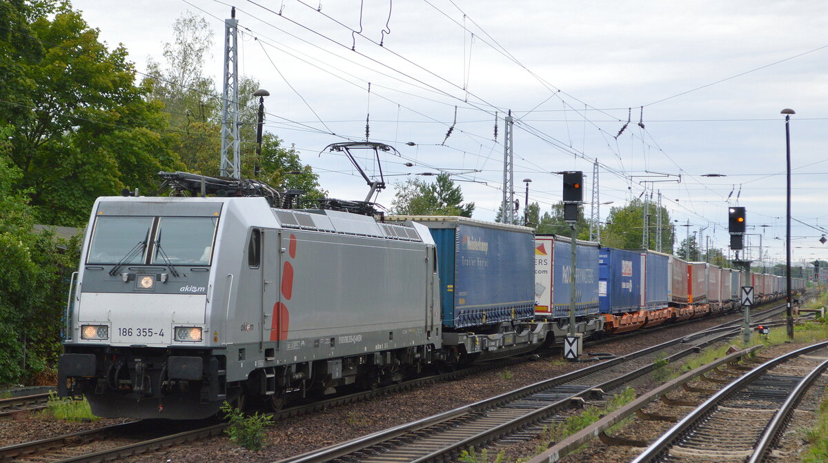 LTE Netherlands B.V. mit  186 355-4  (NVR:  91 80 6 186 355-4 D-AKIEM ) und kombinierten Container-/Taschenwagenzug nach Polen am 23.08.21 Berlin Hirschgarten.