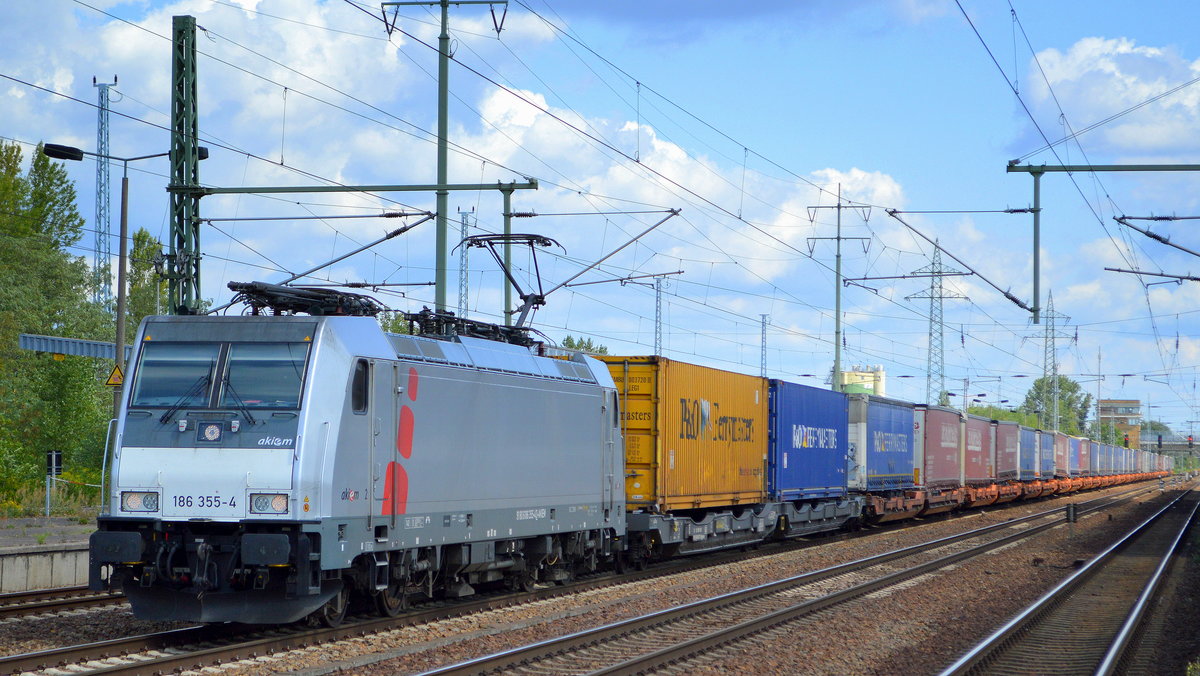 LTE Netherlands B.V. mit der akiem Lok  186 355-4 [NVR-Nummer: 91 80 6186 355-4 D-AKIEM] und KLV/Containerzug aus Polen Richtung Rotterdam am 14.08.19 Bahnhof Flughafen Berlin-Schönefeld.