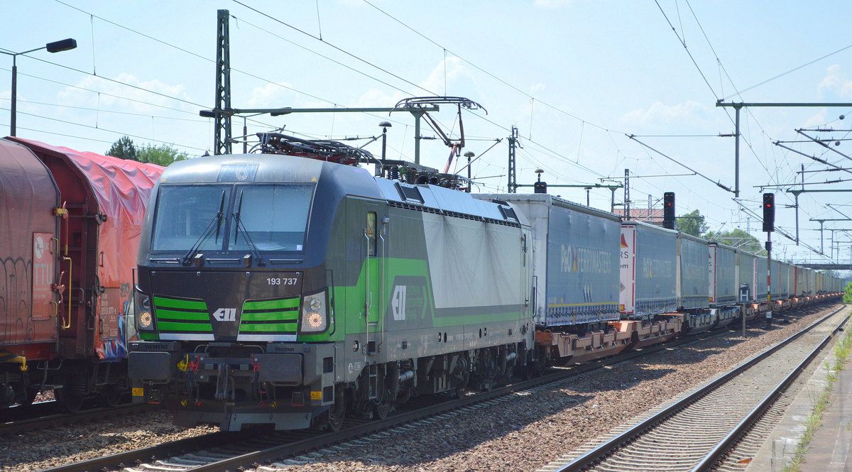 LTE Netherlands B.V. mit der ELL Vectron  193 737  [NVR-Number: 91 80 6193 737-4 D-ELOC] und KLV-Zug Richtung Polen am 05.06.19 Bf. Flughafen Berlin-Schönefeld. 