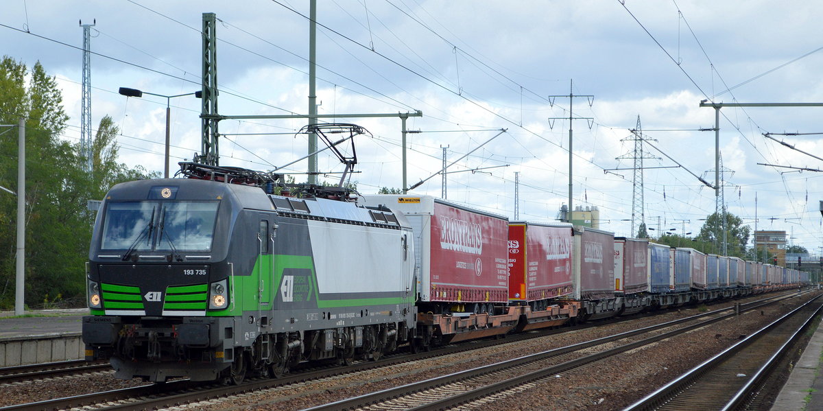 LTE Netherlands B.V., Rotterdam [NL] mit der ELL Vectron  193 735   [NVR-Nummer: 91 80 6193 735-8 D-ELOC] mit Taschenwagenzug Richtung Rotterdam am 10.09.20 Durchfahrt Bf. Flughafen Berlin Schönefeld.