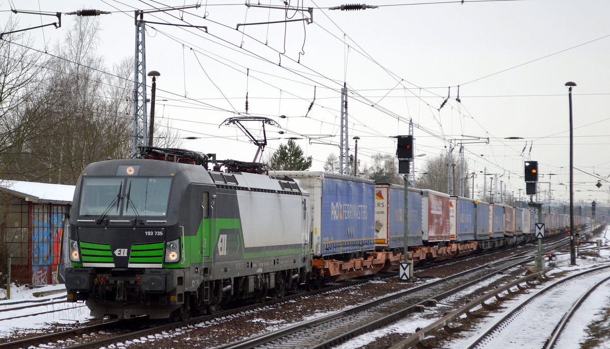 LTE Netherlands B.V., Rotterdam [NL] mit ELL Vectron  193 735  [NVR-Nummer: 91 80 6193 735-8 D-ELOC] und Taschenwagenzug Richtung Poznan (Polen) am 15.02.21 Berlin Hirschgarten.
